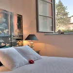 Casa Vera, Exquisite 2 Bedrooms 2 Baths With Garden, A/c, Close To Parking *